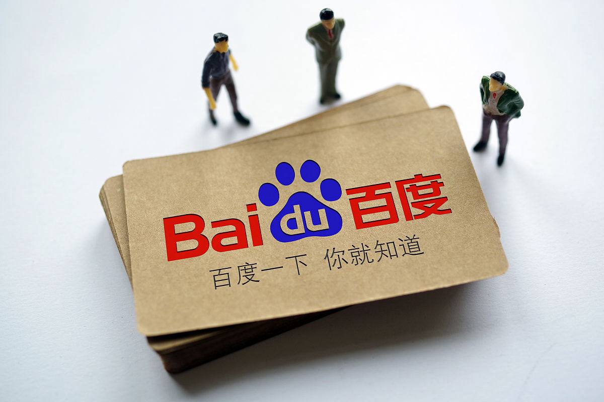 新娘出嫁路过已逝父亲坟前冒雨跪拜